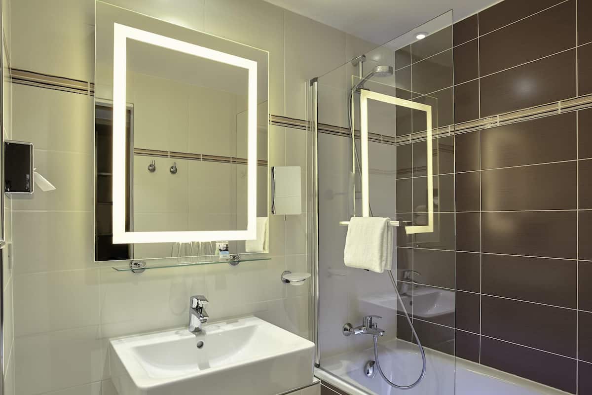 Bar mini, peti besi dalam bilik, meja, langsir/tirai gelap terus