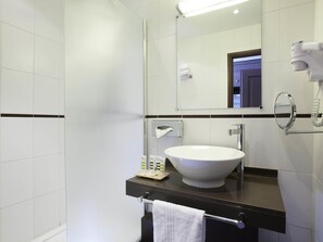 Minibar, caja de seguridad en la habitación y escritorio 