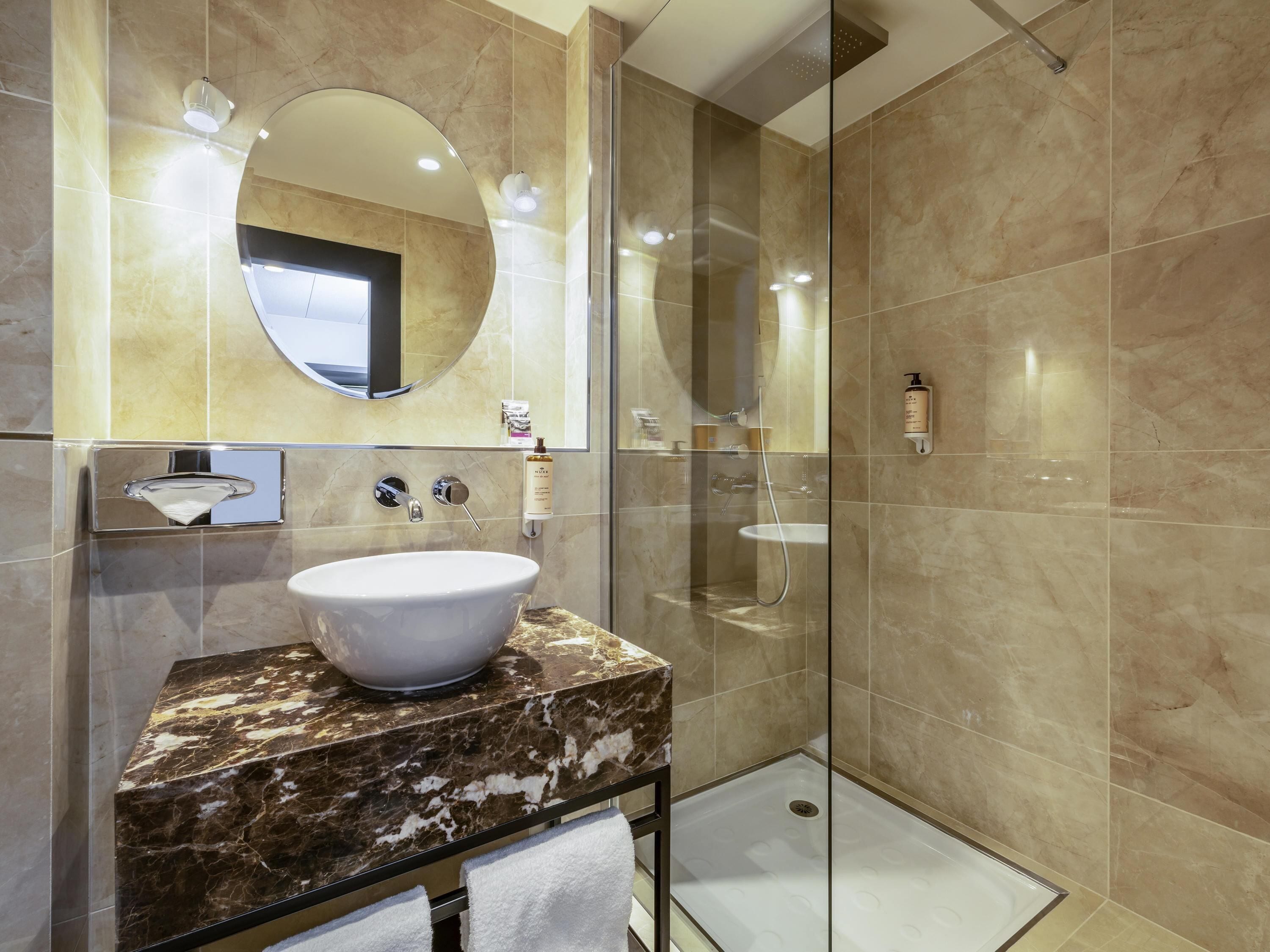 Habitación superior, 1 cama matrimonial | Minibar, caja de seguridad en la habitación y escritorio 