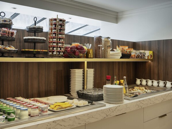 Daily buffet breakfast for a fee - Mercure Versailles Paris Ouest (Le Chesnay-Rocquencourt)