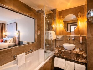 Privilege, Habitación, varias camas | Baño | Ducha y bañera combinadas y artículos de higiene personal ecológicos