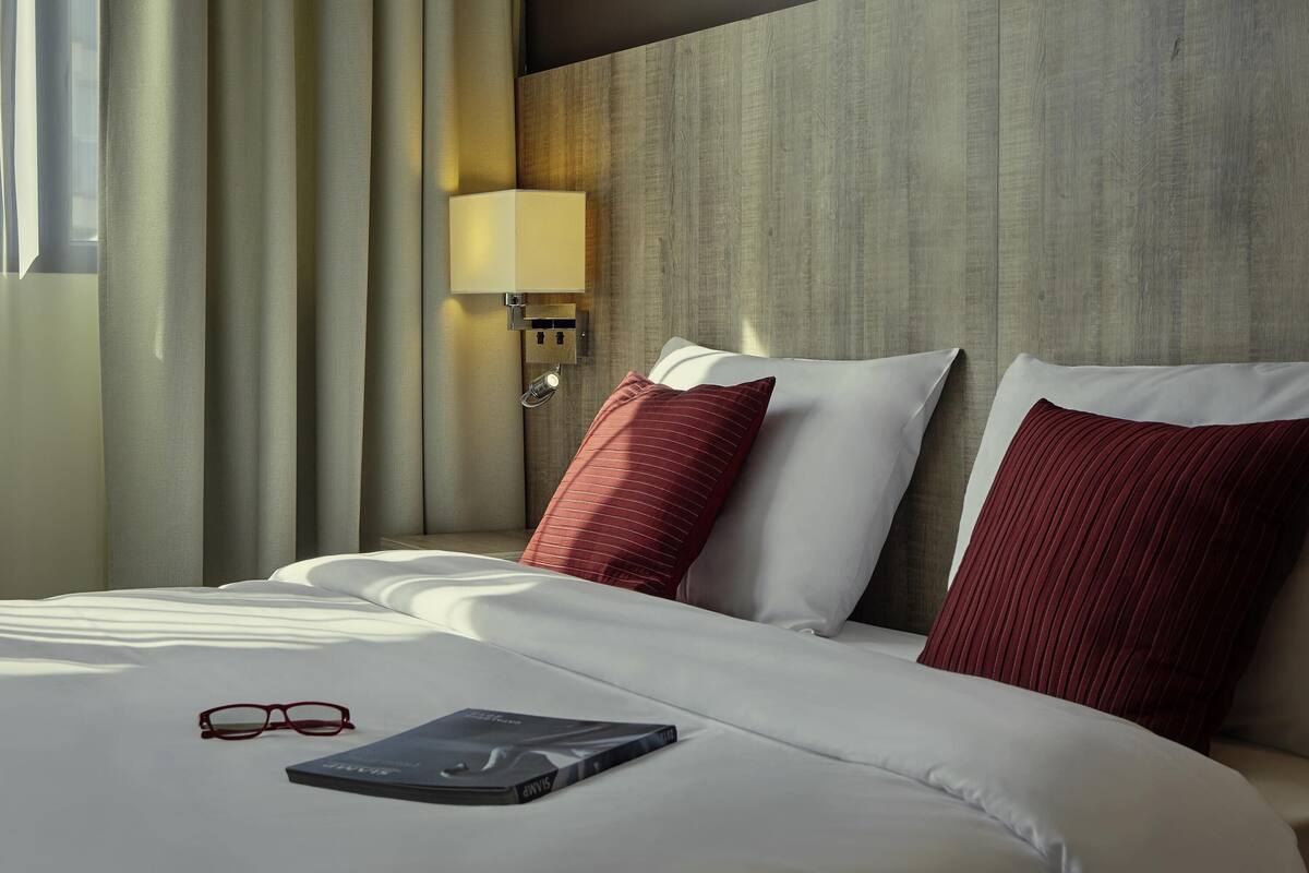 Classic Room, 1 Double Bed, Accessible | Minibar, in-room safe, desk, blackout drapes