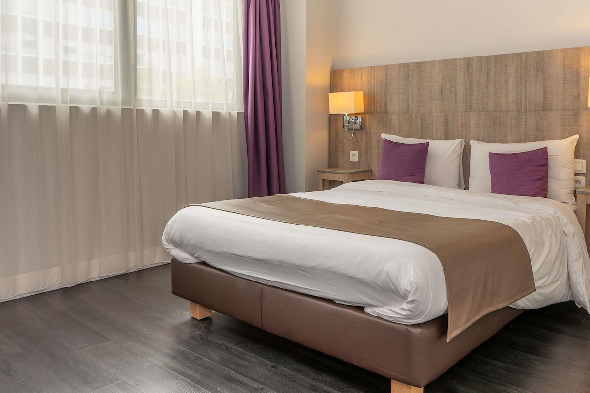 Quarto clássico, 1 cama de casal, acessível | Frigobar, cofres nos quartos, escrivaninha, cortinas blackout