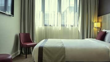 Habitación clásica, varias camas | Minibar, caja fuerte, escritorio y cortinas opacas