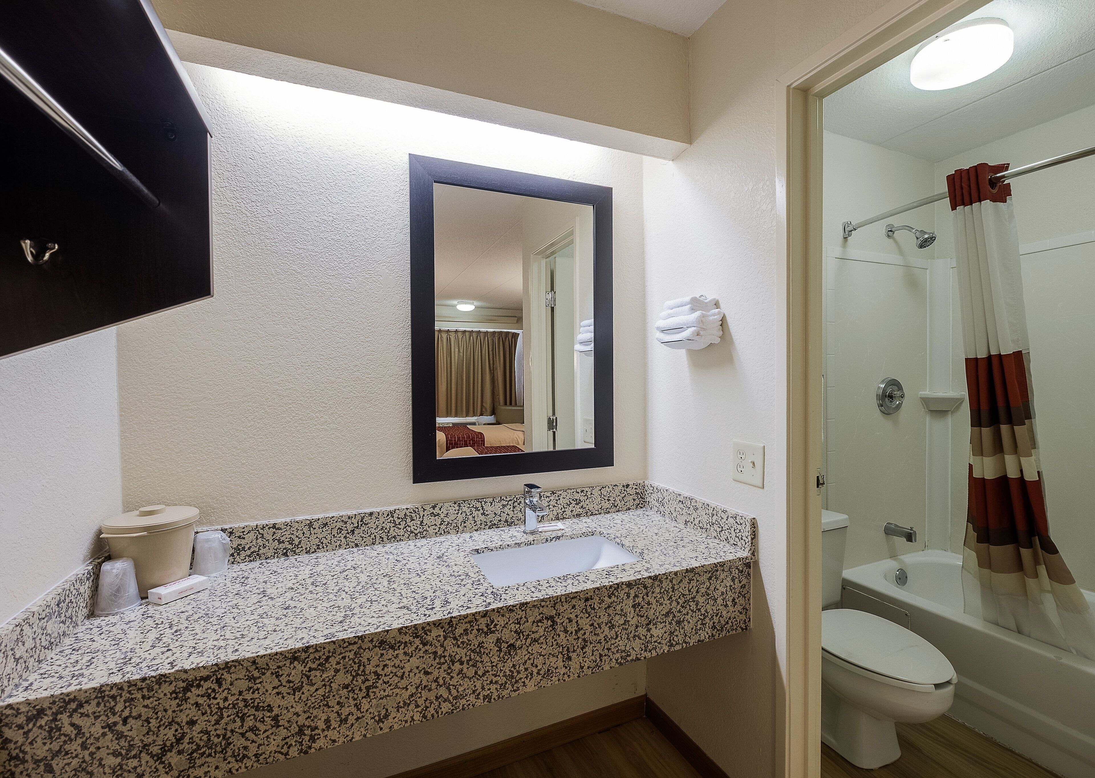 Combined shower/tub, free toiletries, hair dryer (on request), towels