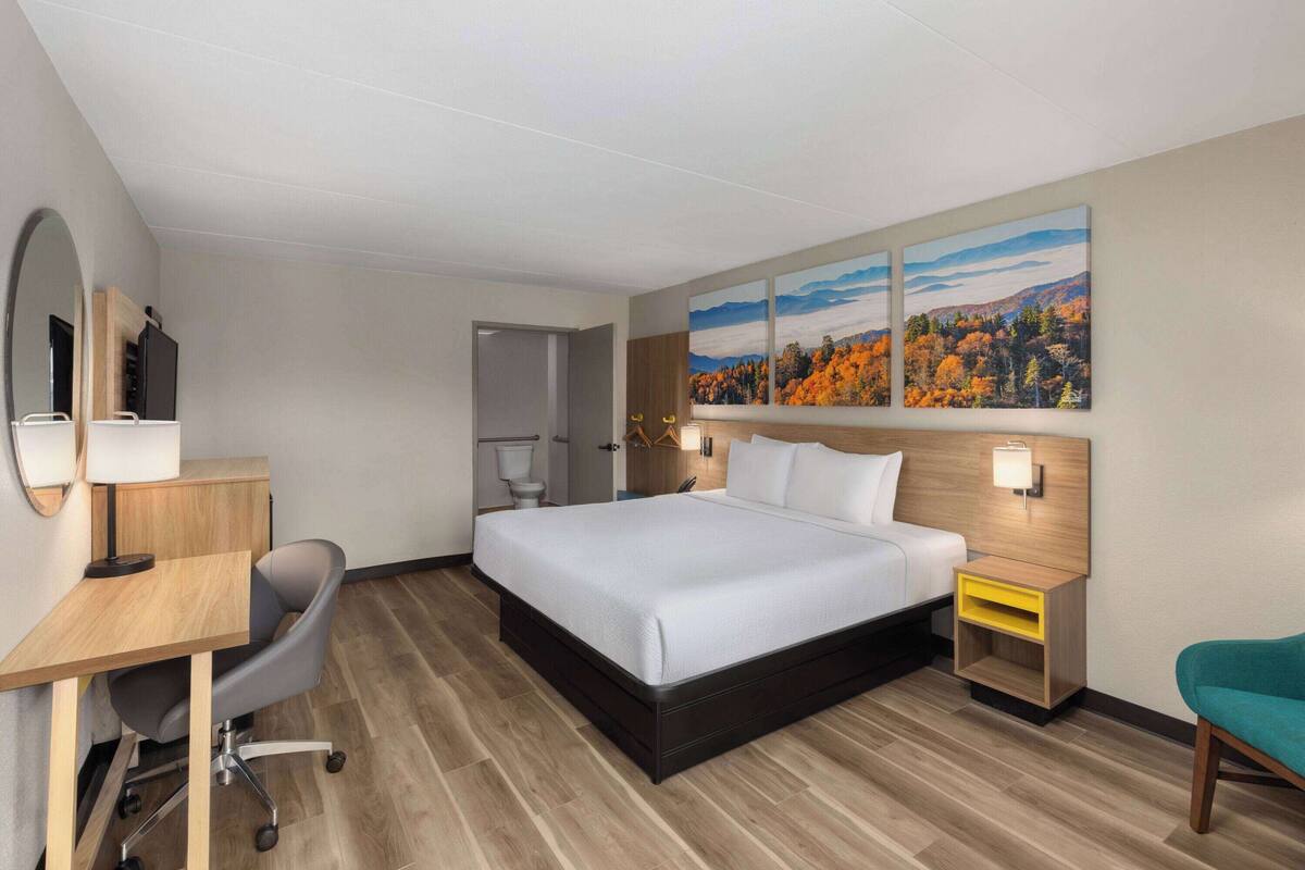 Standard Room, 1 King Bed, Accessible | Desk, iron/ironing board, WiFi (free), bed sheets