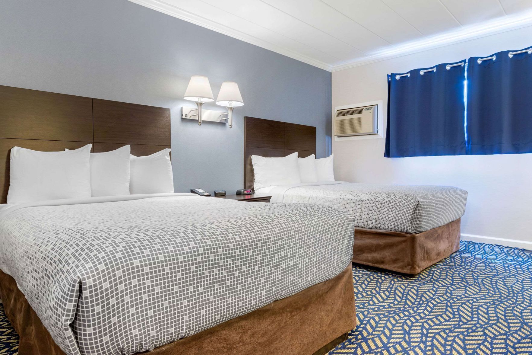 Een bureau, een laptopwerkplek, verduisterende gordijnen