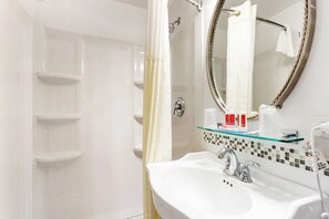 Standardzimmer, 2 Doppelbetten, Nichtraucher | Badezimmer
