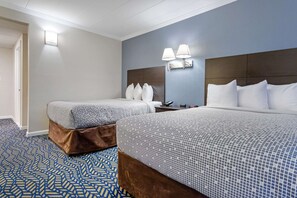 Kamar, 2 Tempat Tidur Double, akses difabel, Bebas Asap Rokok | Meja kerja, ruang kerja ramah laptop, dan tirai kedap cahaya
