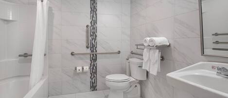 Un baño moderno con bañera, inodoro y lavamanos.