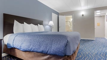 Meja kerja, ruang kerja ramah laptop, dan tirai kedap cahaya