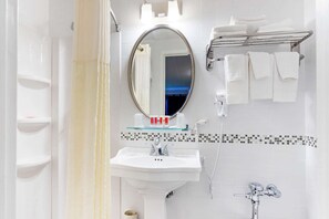 Habitación estándar, 2 camas matrimoniales, para no fumadores | Baño | Amenidades de baño gratuitas, secadora de cabello, toallas 