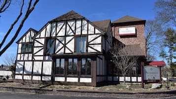Un bâtiment de style Tudor avec une enseigne indiquant « East Norwich Inn ».