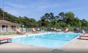 Seasonal outdoor pool - Rodeway Inn (Marmora)