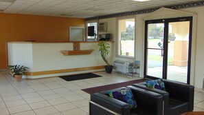 Lobby - Rodeway Inn (Marmora)