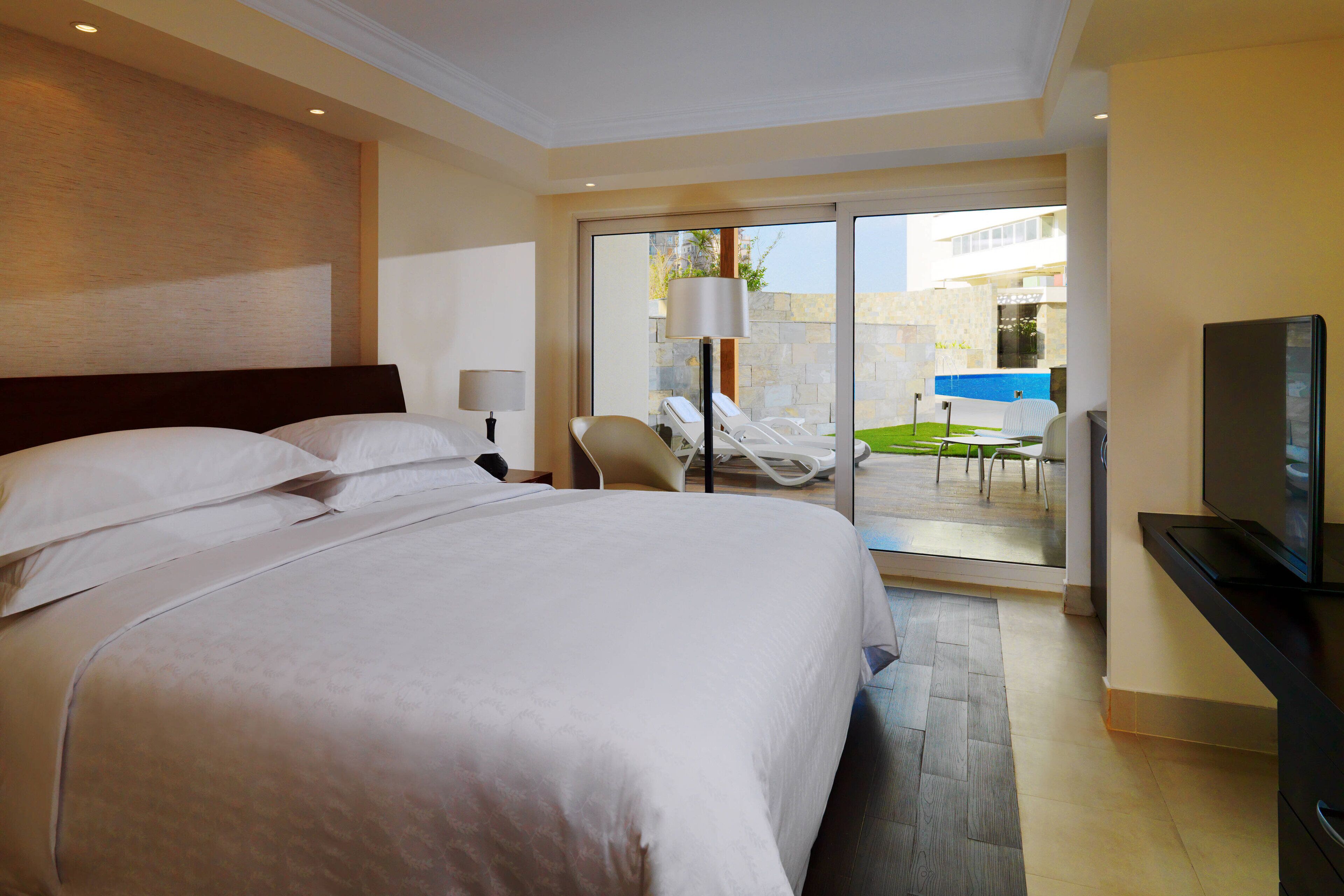 Luxe beddengoed, pillowtop-bedden, een minibar, een kluis op de kamer