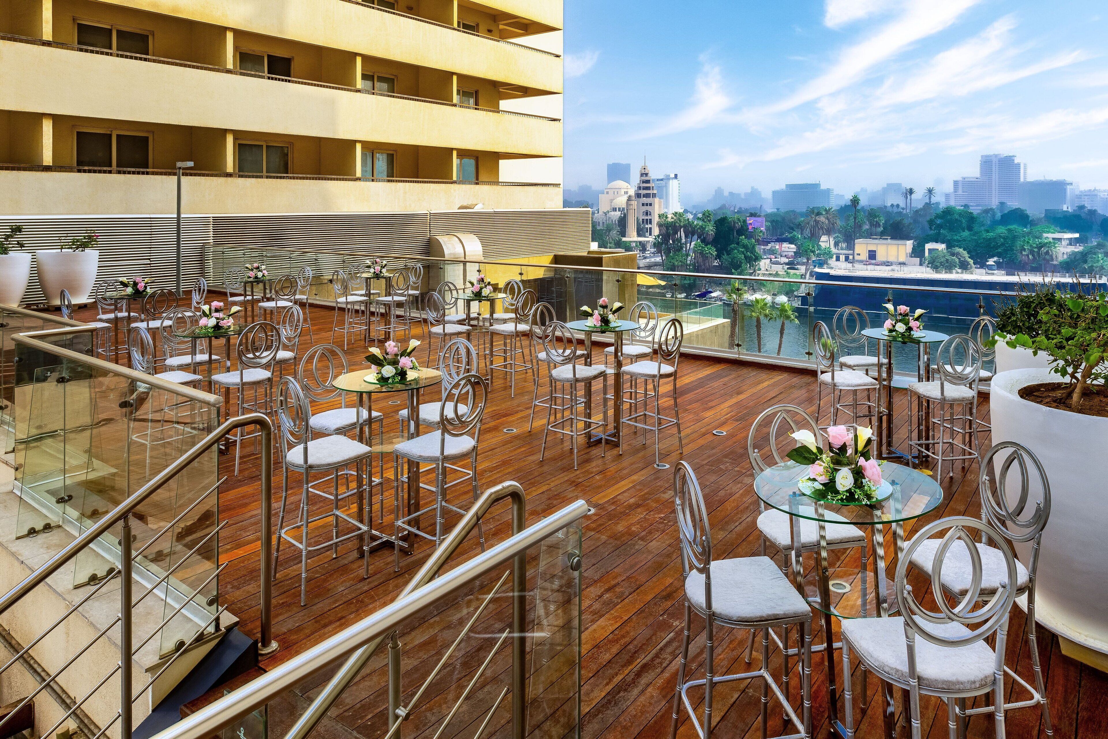 2 من حمّامات السباحة الخارجية، كبائن (بتكلفة إضافية)، مقاعد للتشمس