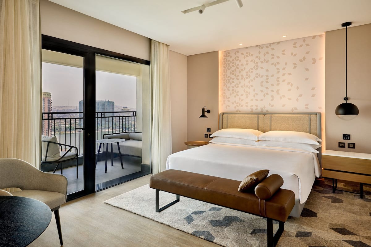 club suite, 1 king bed, non smoking, tower | 1 bedroom, premium bedding, pillow-top beds, minibar