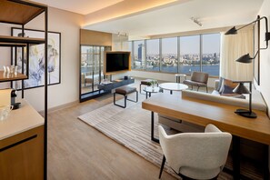 全景套房, 1 张特大床 | 客厅 | 42-英寸LED 电视 （配备卫星频道）、电视