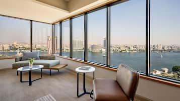 Panorama-Zimmer, 1 King-Bett, Flussblick (Nile Suite, Club lounge access) | Hochwertige Bettwaren, Pillowtop-Betten, Minibar, Zimmersafe
