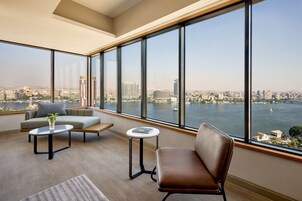 Suite panorámica, 1 cama de matrimonio grande | Ropa de cama de alta calidad, colchones con acolchado adicional, minibar