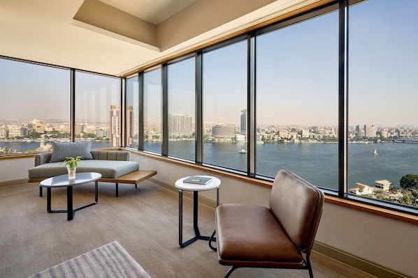Chambre Panoramique, 1 très grand lit, vue fleuve (Nile Suite, Club lounge access) | Literie de qualité supérieure, surmatelas, minibar