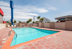 Outdoor pool - Motel 6 El Paso, TX - Airport - Fort Bliss (El Paso)