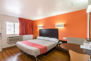 Free cribs/infant beds, free WiFi, bed sheets - Motel 6 El Paso, TX - Airport - Fort Bliss (El Paso)