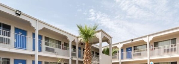 Terrace/patio - Motel 6 El Paso, TX - Airport - Fort Bliss (El Paso)