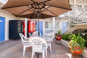 Seasonal outdoor pool - Motel 6 El Paso, TX - Airport - Fort Bliss (El Paso)