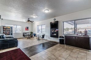 Lobby sitting area - Motel 6 Wisconsin Rapids, WI (Wisconsin Rapids)