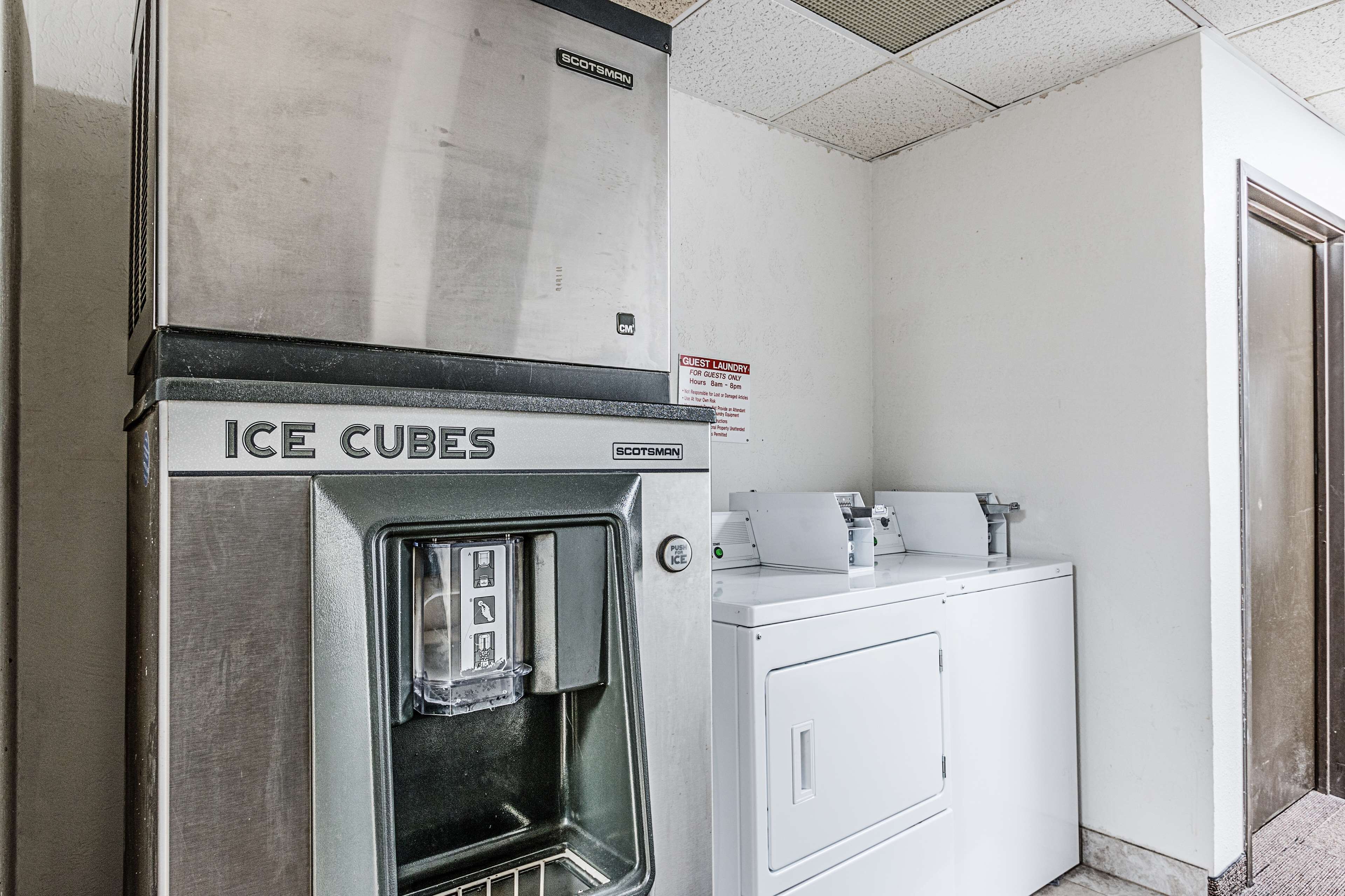 Une chambre d’hôtel compacte équipée d’une kitchenette, d’un distributeur de glaçons et d’un lave-linge.