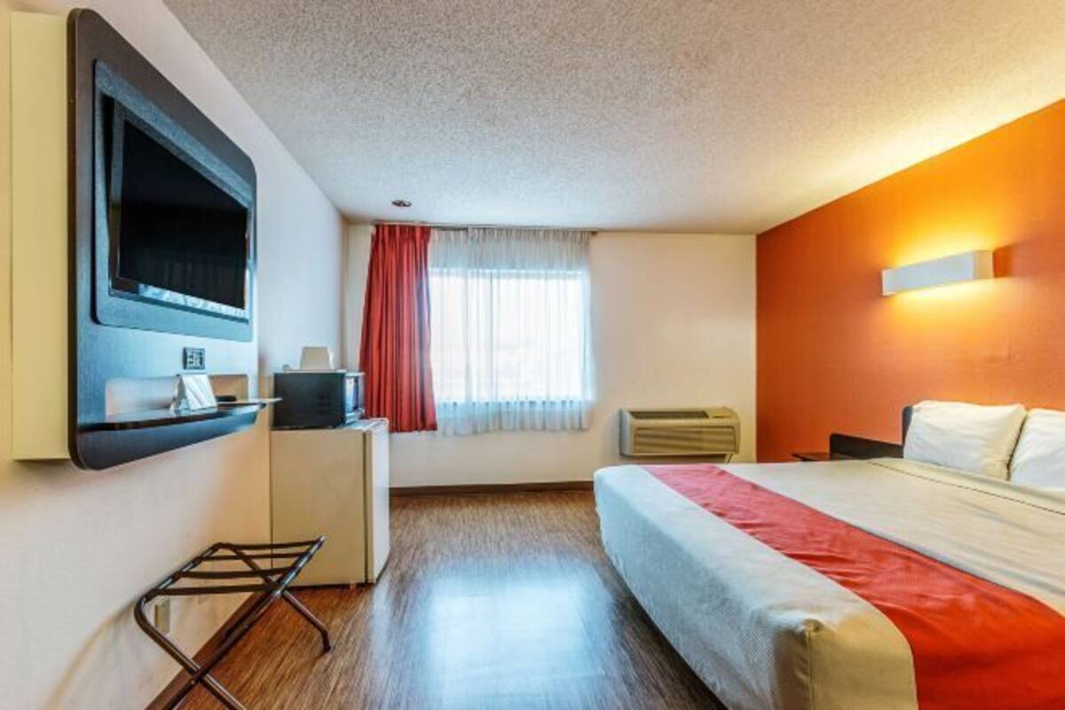 Escritorio, cortinas blackout y tabla de planchar con plancha 