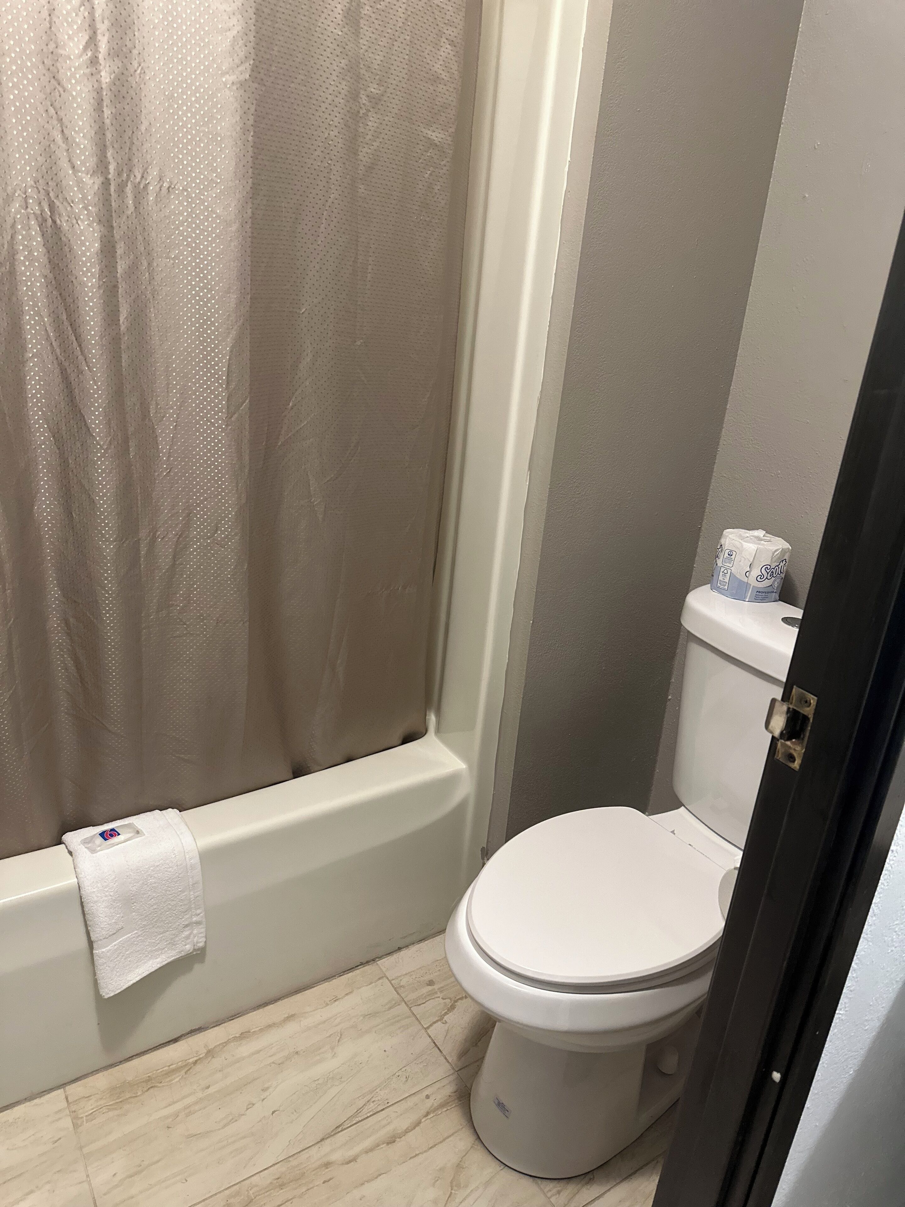 シャワー付き浴槽、環境にやさしいバスアメニティ、タオル