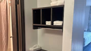 Schreibtisch, Verdunkelungsvorhänge, Bügeleisen/Bügelbrett