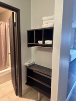 Escritorio, cortinas blackout y tabla de planchar con plancha 