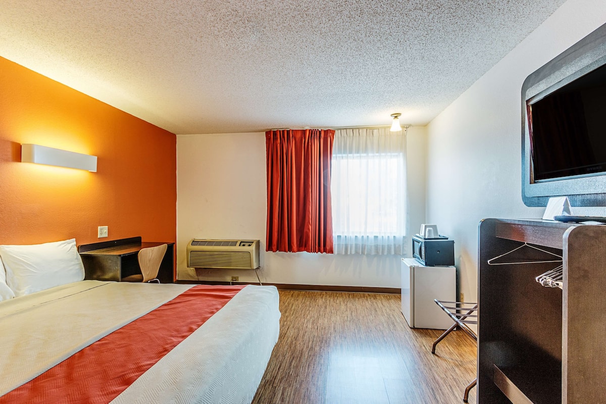 Desk, blackout drapes, iron/ironing board, free WiFi