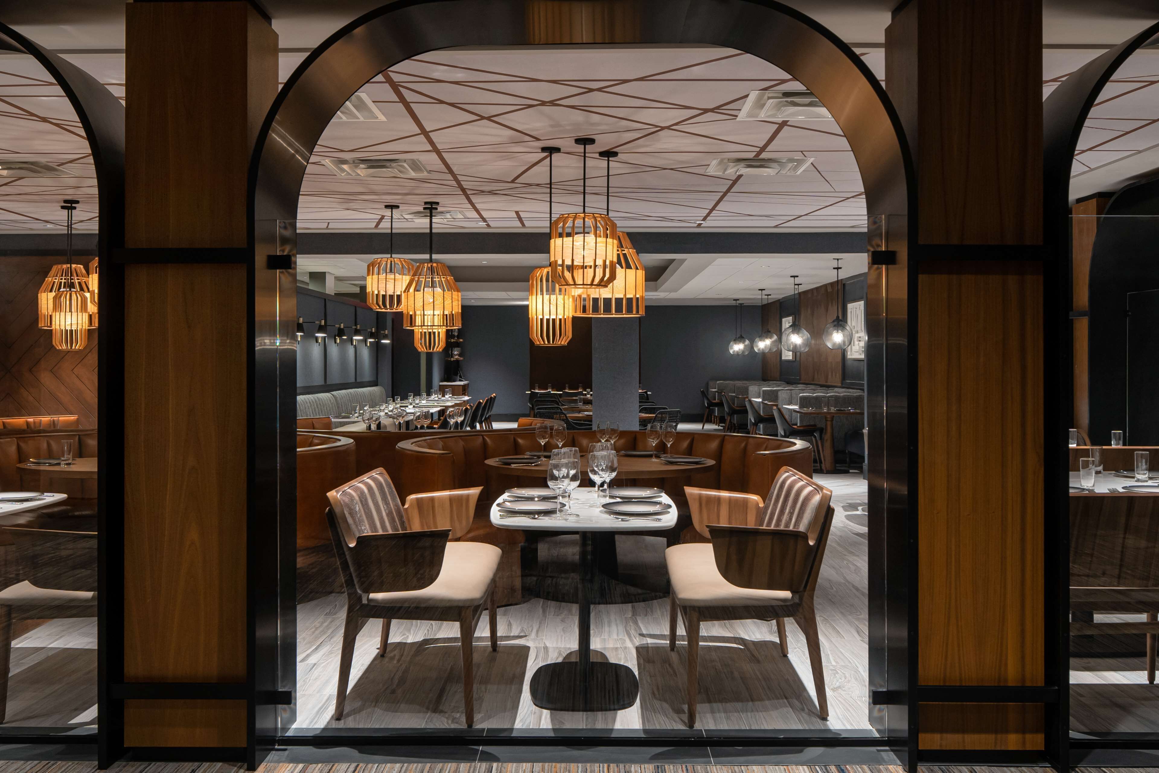 2 restaurants; breakfast, lunch and dinner served 