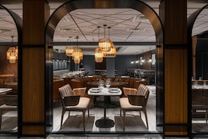 2 restaurants; breakfast, lunch and dinner served 