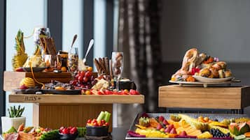 2 nhà hàng, phục vụ bữa sáng