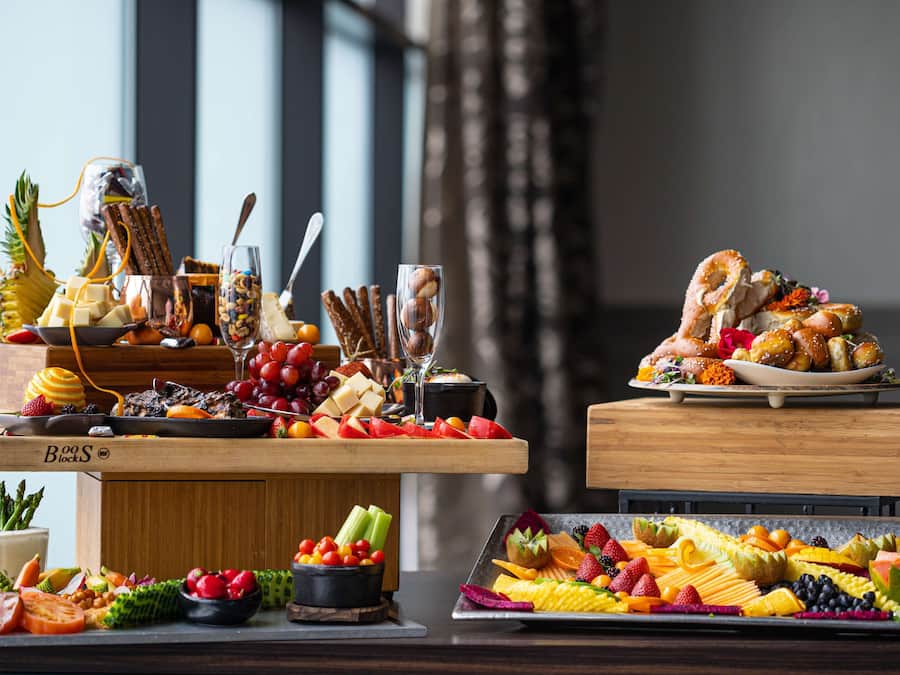 2 restaurants, breakfast served