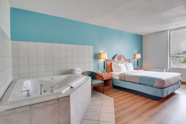 Deluxe Room, 1 Queen Bed, Non Smoking, Hot Tub | Jetted tub