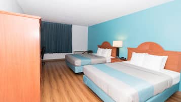 Escritorio, espacio para trabajar con laptop y cortinas blackout