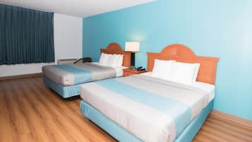 Escritorio, espacio para trabajar con laptop y cortinas blackout