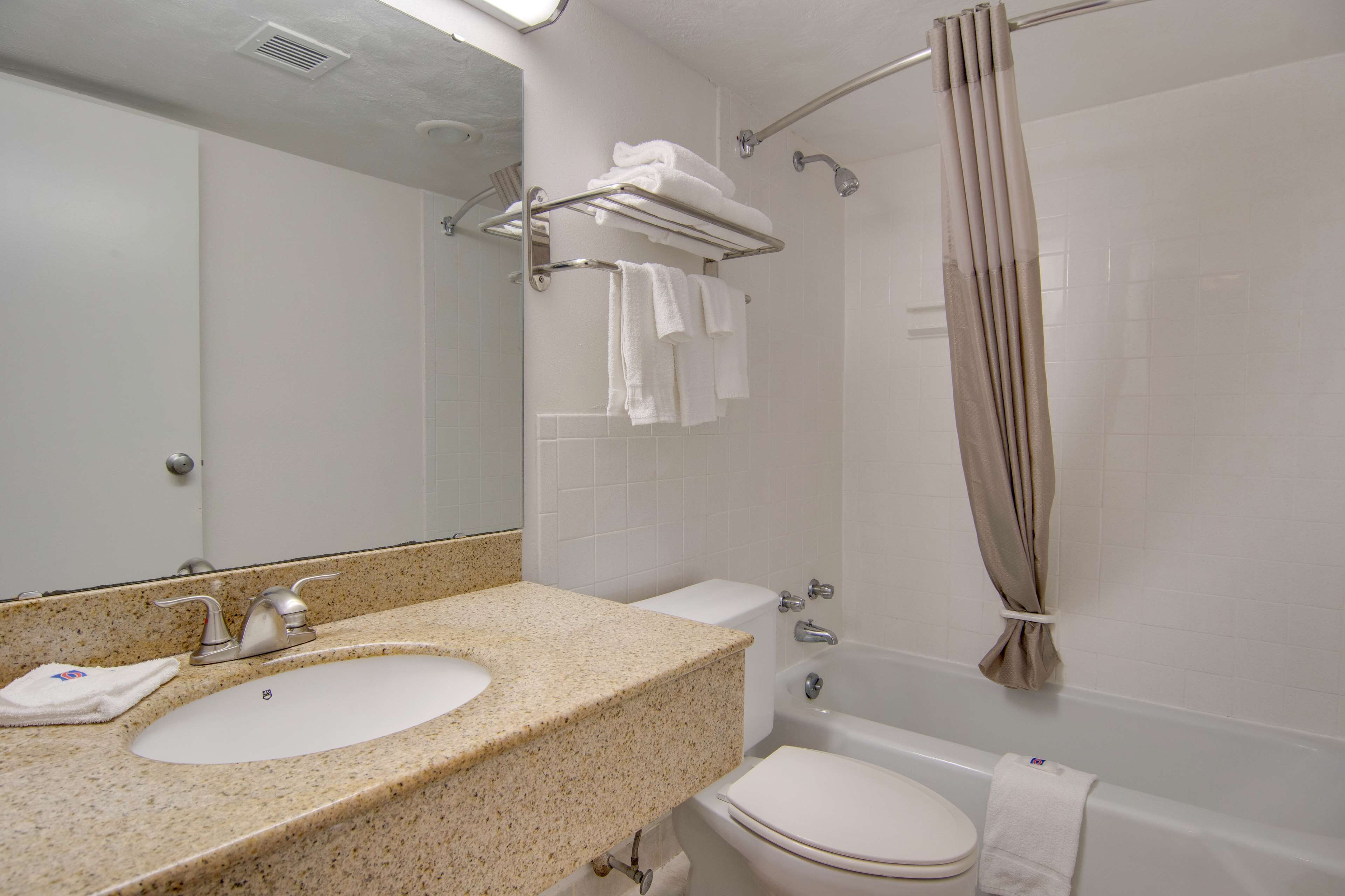 Combined shower/bathtub, free toiletries, towels