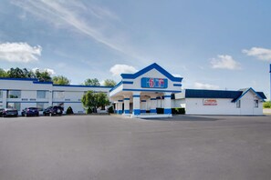 Front of property - Motel 6 Clarion, PA (Clarion)