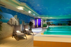 屋内プール、営業時間 6:30 ～ 22:30、サンラウンジャー
