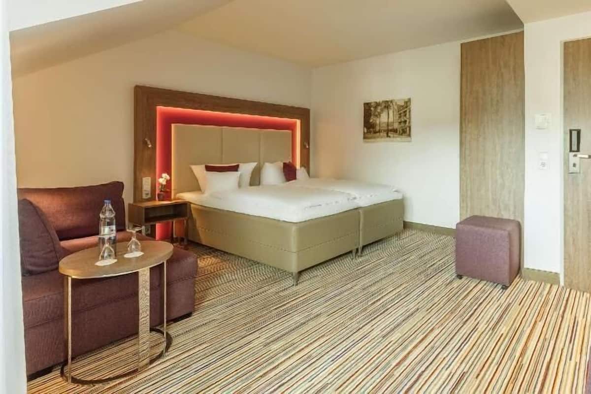 Hypo-allergenic bedding, minibar, in-room safe, desk