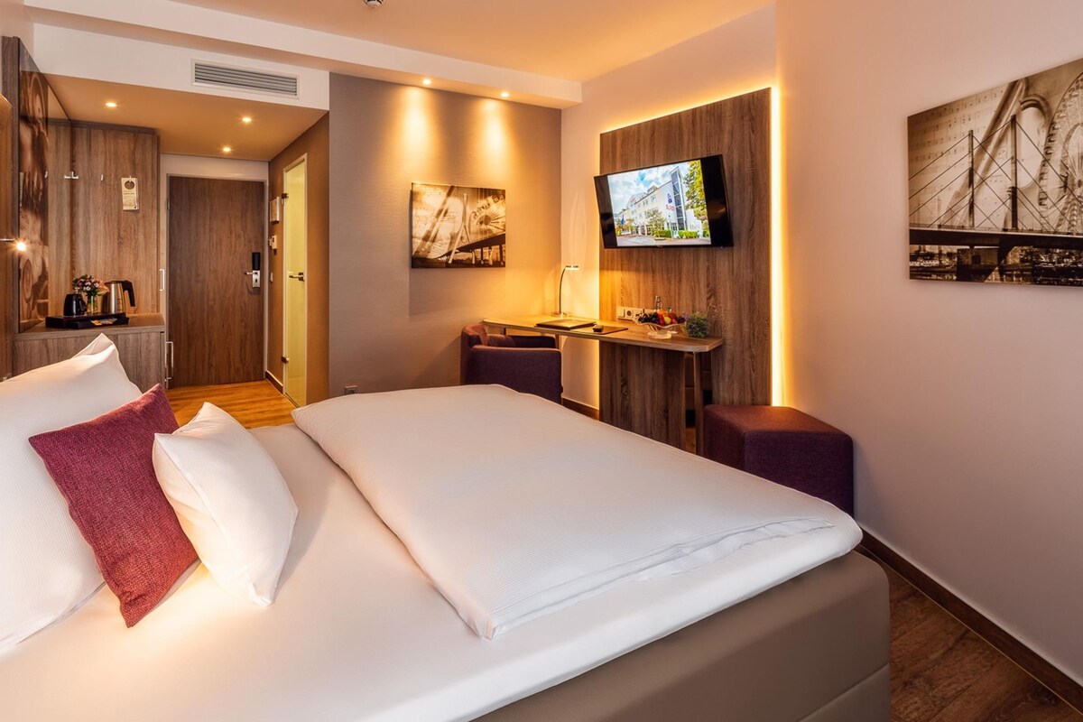 Standard Room, 1 Twin Bed | Hypo-allergenic bedding available, minibar, in-room safe, desk