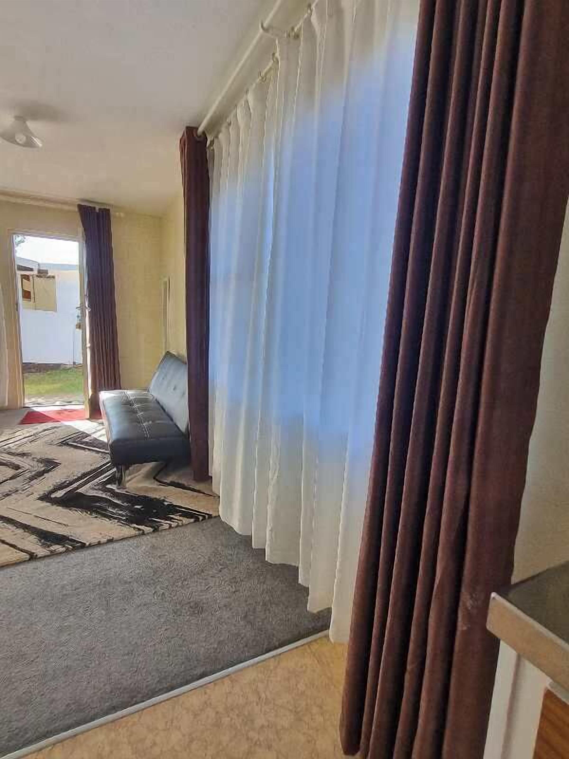 อพาร์ทเมนท์สำหรับครอบครัว, 2 ห้องนอน, ปลอดบุหรี่, ห้องครัว (Family unit) | บริเวณนั่งเล่น | ทีวีจอแบน 32 นิ้ว พร้อมช่องเคเบิล, ทีวี